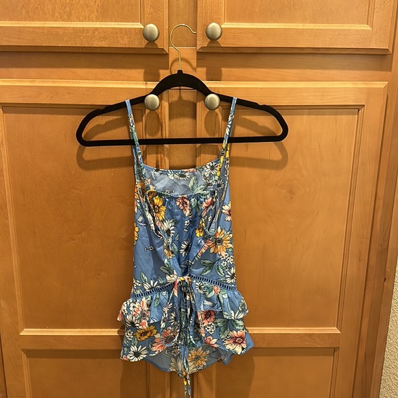 Cute flower top - Picture 2 of 2